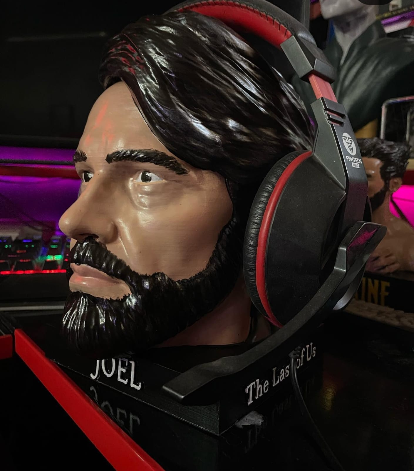 The Last of Us Joel Headphone Stand 3D STL File - 3DSTLHUB